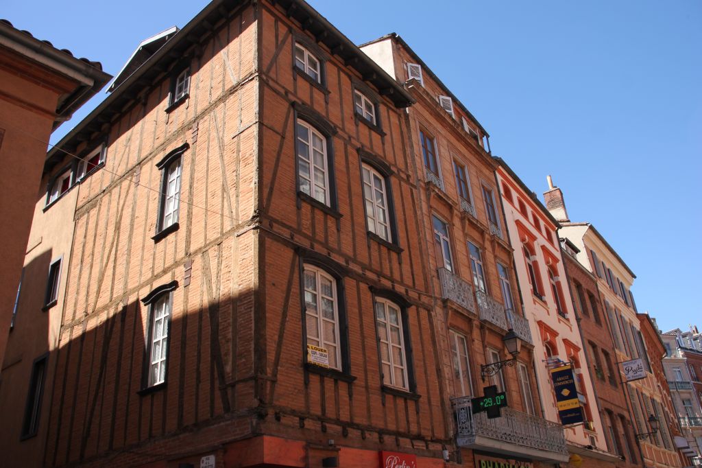 http://www.toulouse-brique.com/photos/facades/rue-pomme%20(5).JPG