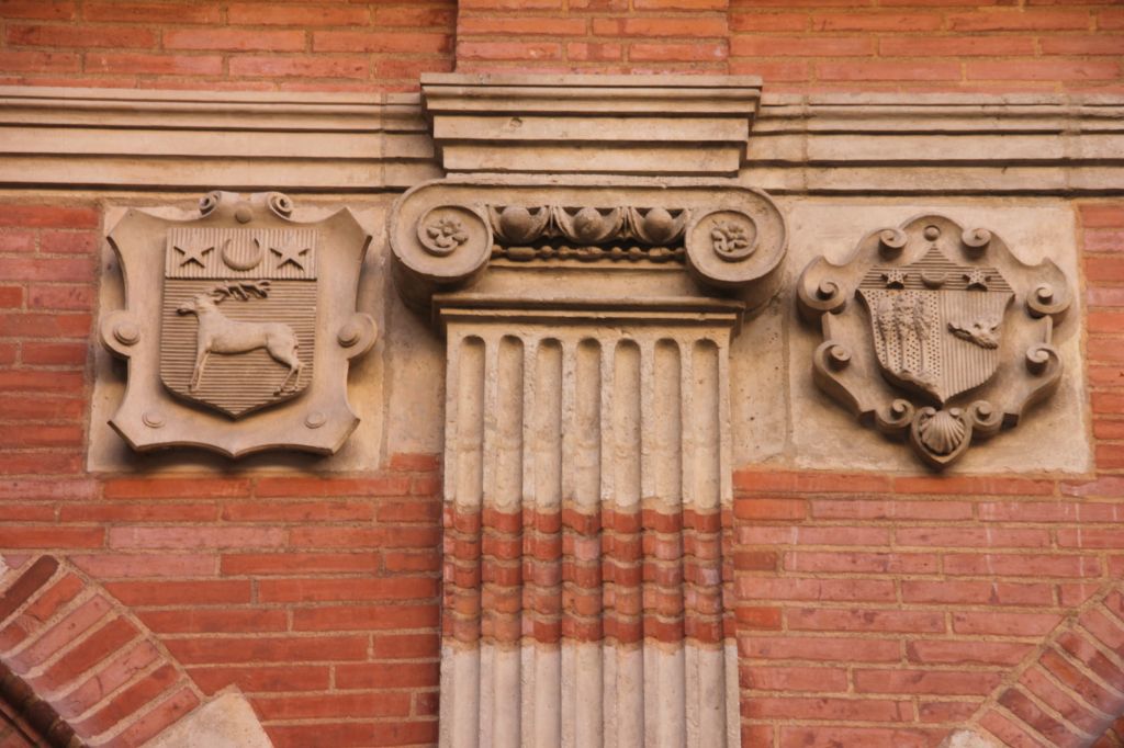 http://www.toulouse-brique.com/photos/hoteldeville/blasons-cour.jpg