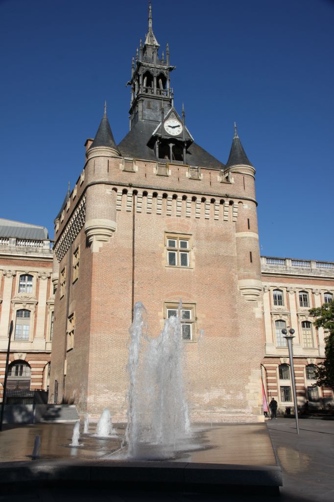 http://www.toulouse-brique.com/photos/hoteldeville/donjon-1.jpg