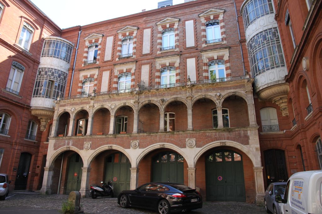 http://www.toulouse-brique.com/photos/hotels/hotels-16-parlement/pins-2016%20(1).JPG