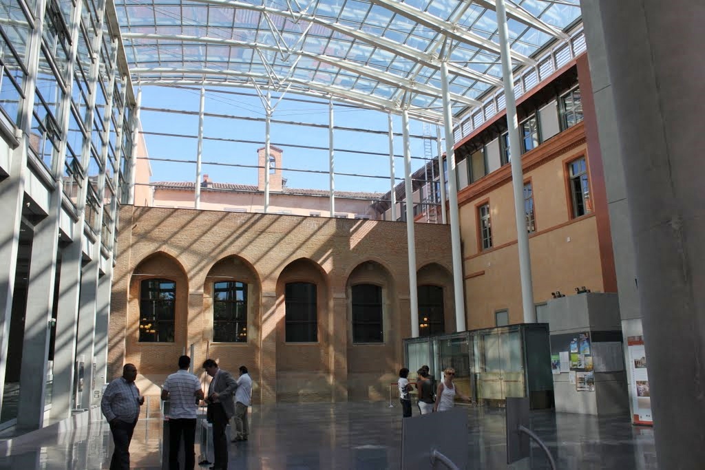 http://www.toulouse-brique.com/photos/tribunal/hall.jpg