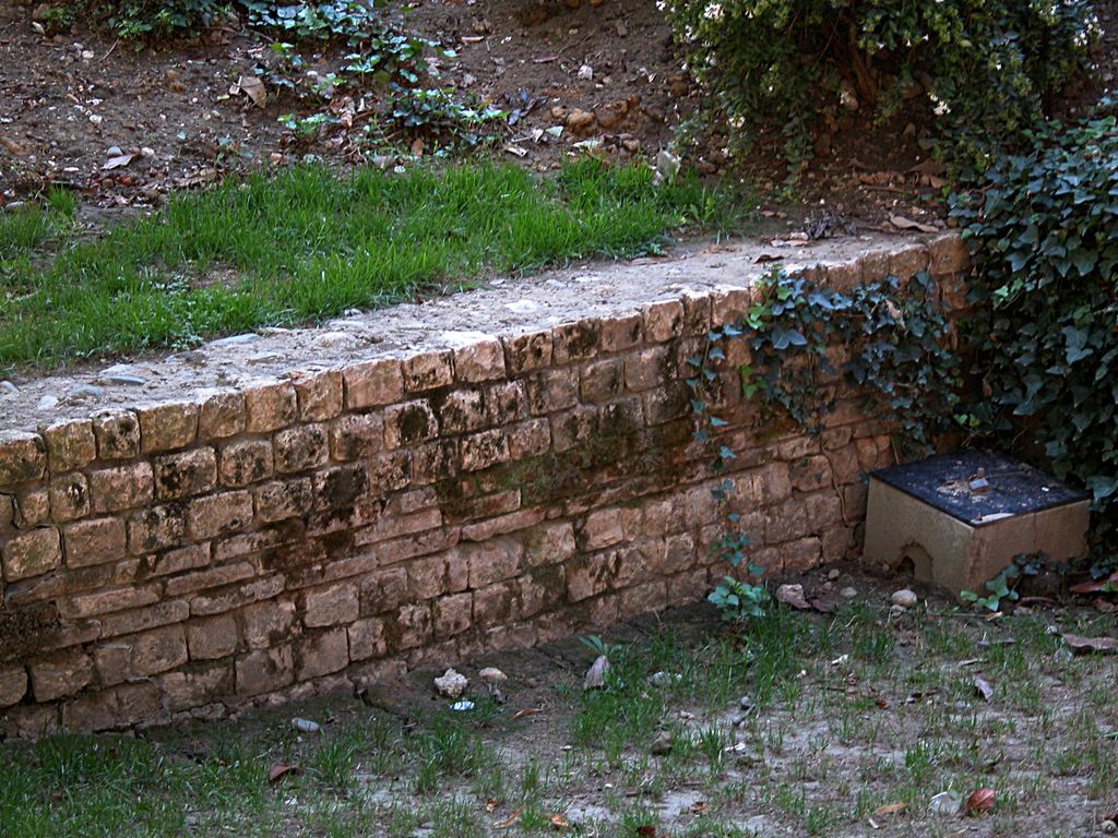 Muraille romaine au square de Gaulle