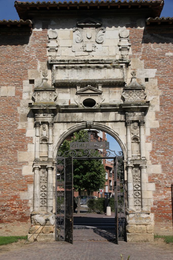 https://www.toulouse-brique.com/photos/facades/porte-capitole%20(2).JPG