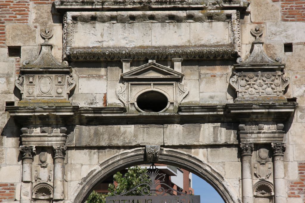 https://www.toulouse-brique.com/photos/facades/porte-capitole%20(4).JPG